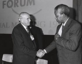 Nelson Mandela con il suo predecessore de Klerk